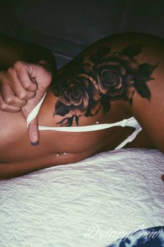 Erotyczne i intymne tatuaże przyciągające uwagę to zarówno symboliczne niewielkie grafiki jak i rozbudowane obrazy ulokowane pod piersiami, na udach czy w miejscach intymnych. Seksowne tatuaże nie muszą się jednak ograniczać wyłącznie do tych lokalizacji. 