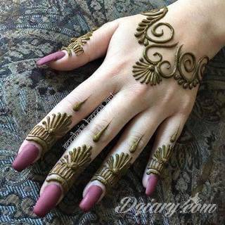 Erotyczne i intymne tatuaże przyciągające uwagę to zarówno symboliczne niewielkie grafiki jak i rozbudowane obrazy ulokowane pod piersiami, na udach czy w miejscach intymnych. Seksowne tatuaże nie muszą się jednak ograniczać wyłącznie do tych lokalizacji. 