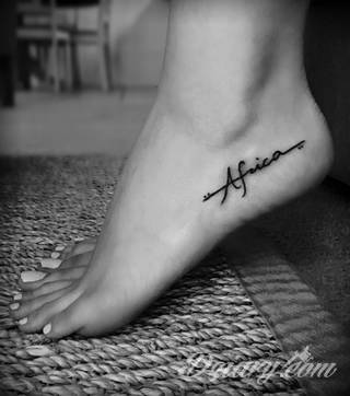 Erotyczne i intymne tatuaże przyciągające uwagę to zarówno symboliczne niewielkie grafiki jak i rozbudowane obrazy ulokowane pod piersiami, na udach czy w miejscach intymnych. Seksowne tatuaże nie muszą się jednak ograniczać wyłącznie do tych lokalizacji. 