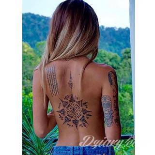 Erotyczne i intymne tatuaże przyciągające uwagę to zarówno symboliczne niewielkie grafiki jak i rozbudowane obrazy ulokowane pod piersiami, na udach czy w miejscach intymnych. Seksowne tatuaże nie muszą się jednak ograniczać wyłącznie do tych lokalizacji. 