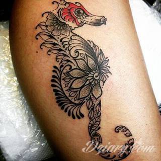 Erotyczne i intymne tatuaże przyciągające uwagę to zarówno symboliczne niewielkie grafiki jak i rozbudowane obrazy ulokowane pod piersiami, na udach czy w miejscach intymnych. Seksowne tatuaże nie muszą się jednak ograniczać wyłącznie do tych lokalizacji. 