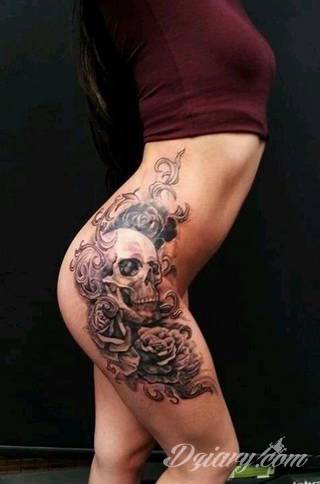 Erotyczne i intymne tatuaże przyciągające uwagę to zarówno symboliczne niewielkie grafiki jak i rozbudowane obrazy ulokowane pod piersiami, na udach czy w miejscach intymnych. Seksowne tatuaże nie muszą się jednak ograniczać wyłącznie do tych lokalizacji. 