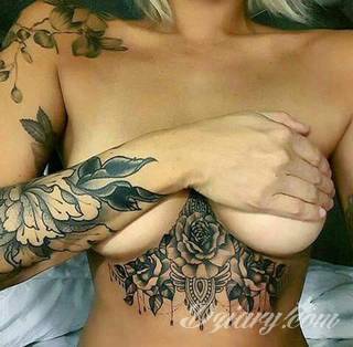 Erotyczne i intymne tatuaże przyciągające uwagę to zarówno symboliczne niewielkie grafiki jak i rozbudowane obrazy ulokowane pod piersiami, na udach czy w miejscach intymnych. Seksowne tatuaże nie muszą się jednak ograniczać wyłącznie do tych lokalizacji. 