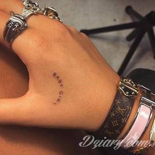 Erotyczne i intymne tatuaże przyciągające uwagę to zarówno symboliczne niewielkie grafiki jak i rozbudowane obrazy ulokowane pod piersiami, na udach czy w miejscach intymnych. Seksowne tatuaże nie muszą się jednak ograniczać wyłącznie do tych lokalizacji. 