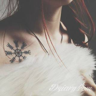 Erotyczne i intymne tatuaże przyciągające uwagę to zarówno symboliczne niewielkie grafiki jak i rozbudowane obrazy ulokowane pod piersiami, na udach czy w miejscach intymnych. Seksowne tatuaże nie muszą się jednak ograniczać wyłącznie do tych lokalizacji. 