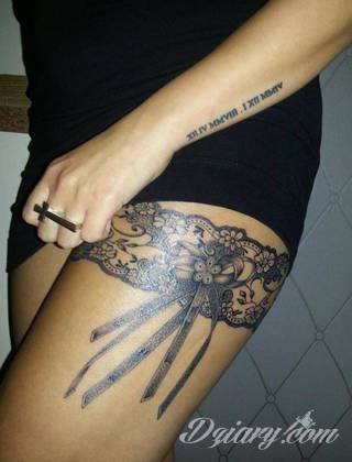 Erotyczne i intymne tatuaże przyciągające uwagę to zarówno symboliczne niewielkie grafiki jak i rozbudowane obrazy ulokowane pod piersiami, na udach czy w miejscach intymnych. Seksowne tatuaże nie muszą się jednak ograniczać wyłącznie do tych lokalizacji. 