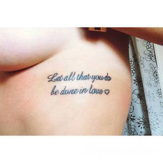 Erotyczne i intymne tatuaże przyciągające uwagę to zarówno symboliczne niewielkie grafiki jak i rozbudowane obrazy ulokowane pod piersiami, na udach czy w miejscach intymnych. Seksowne tatuaże nie muszą się jednak ograniczać wyłącznie do tych lokalizacji. 