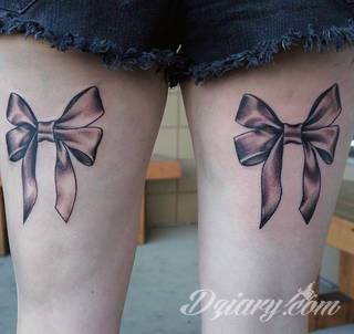 Erotyczne i intymne tatuaże przyciągające uwagę to zarówno symboliczne niewielkie grafiki jak i rozbudowane obrazy ulokowane pod piersiami, na udach czy w miejscach intymnych. Seksowne tatuaże nie muszą się jednak ograniczać wyłącznie do tych lokalizacji. 