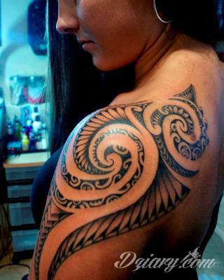 Erotyczne i intymne tatuaże przyciągające uwagę to zarówno symboliczne niewielkie grafiki jak i rozbudowane obrazy ulokowane pod piersiami, na udach czy w miejscach intymnych. Seksowne tatuaże nie muszą się jednak ograniczać wyłącznie do tych lokalizacji. 