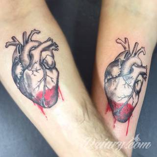 Motyw serca na tatuażu to ogromna różnorodność. Serce przybiera bowiem formę fantazyjną jak i naturalistyczną - jest zarówno symbolem jak wytatuowanym na skórze organem. Tatuaże z sercem świetnie sprawdzają się też jako tło to grafik romantycznych i podkreślający związek dwóch osób. 
