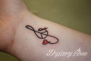 Motyw serca na tatuażu to ogromna różnorodność. Serce przybiera bowiem formę fantazyjną jak i naturalistyczną - jest zarówno symbolem jak wytatuowanym na skórze organem. Tatuaże z sercem świetnie sprawdzają się też jako tło to grafik romantycznych i podkreślający związek dwóch osób. 