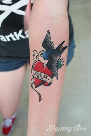 Motyw serca na tatuażu to ogromna różnorodność. Serce przybiera bowiem formę fantazyjną jak i naturalistyczną - jest zarówno symbolem jak wytatuowanym na skórze organem. Tatuaże z sercem świetnie sprawdzają się też jako tło to grafik romantycznych i podkreślający związek dwóch osób. 