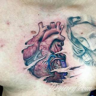 Motyw serca na tatuażu to ogromna różnorodność. Serce przybiera bowiem formę fantazyjną jak i naturalistyczną - jest zarówno symbolem jak wytatuowanym na skórze organem. Tatuaże z sercem świetnie sprawdzają się też jako tło to grafik romantycznych i podkreślający związek dwóch osób. 