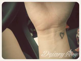 Motyw serca na tatuażu to ogromna różnorodność. Serce przybiera bowiem formę fantazyjną jak i naturalistyczną - jest zarówno symbolem jak wytatuowanym na skórze organem. Tatuaże z sercem świetnie sprawdzają się też jako tło to grafik romantycznych i podkreślający związek dwóch osób. 