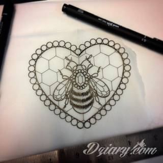 Motyw serca na tatuażu to ogromna różnorodność. Serce przybiera bowiem formę fantazyjną jak i naturalistyczną - jest zarówno symbolem jak wytatuowanym na skórze organem. Tatuaże z sercem świetnie sprawdzają się też jako tło to grafik romantycznych i podkreślający związek dwóch osób. 