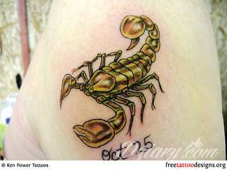 Tatuaże ze skorpionami są drapieżne, groźne, wizualnie niepokojące. Podkreślają mocne, męskie ciało, choć coraz chętniej z motywów skropiona korzystają również kobiety. Tatuaże zwracają uwagę bogatą kolekcją motywów - skorpion przybiera na nich różnorodną formę. 