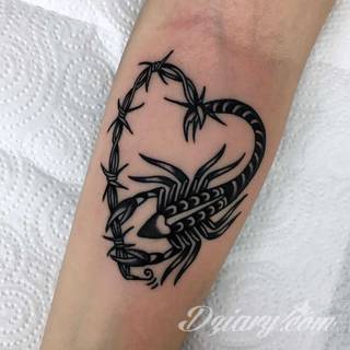 Tatuaże ze skorpionami są drapieżne, groźne, wizualnie niepokojące. Podkreślają mocne, męskie ciało, choć coraz chętniej z motywów skropiona korzystają również kobiety. Tatuaże zwracają uwagę bogatą kolekcją motywów - skorpion przybiera na nich różnorodną formę. 