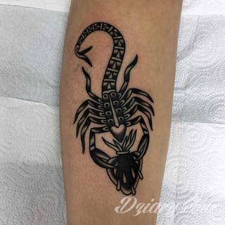 Tatuaże ze skorpionami są drapieżne, groźne, wizualnie niepokojące. Podkreślają mocne, męskie ciało, choć coraz chętniej z motywów skropiona korzystają również kobiety. Tatuaże zwracają uwagę bogatą kolekcją motywów - skorpion przybiera na nich różnorodną formę. 