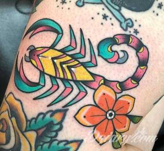 Tatuaże ze skorpionami są drapieżne, groźne, wizualnie niepokojące. Podkreślają mocne, męskie ciało, choć coraz chętniej z motywów skropiona korzystają również kobiety. Tatuaże zwracają uwagę bogatą kolekcją motywów - skorpion przybiera na nich różnorodną formę. 