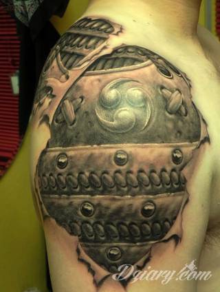 Tatuaże ze skorpionami są drapieżne, groźne, wizualnie niepokojące. Podkreślają mocne, męskie ciało, choć coraz chętniej z motywów skropiona korzystają również kobiety. Tatuaże zwracają uwagę bogatą kolekcją motywów - skorpion przybiera na nich różnorodną formę. 