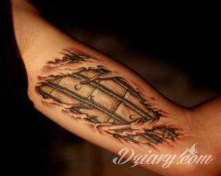 Tatuaże ze skorpionami są drapieżne, groźne, wizualnie niepokojące. Podkreślają mocne, męskie ciało, choć coraz chętniej z motywów skropiona korzystają również kobiety. Tatuaże zwracają uwagę bogatą kolekcją motywów - skorpion przybiera na nich różnorodną formę. 