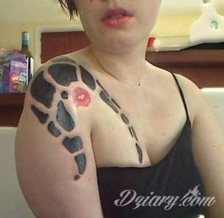 Tatuaże ze skorpionami są drapieżne, groźne, wizualnie niepokojące. Podkreślają mocne, męskie ciało, choć coraz chętniej z motywów skropiona korzystają również kobiety. Tatuaże zwracają uwagę bogatą kolekcją motywów - skorpion przybiera na nich różnorodną formę. 