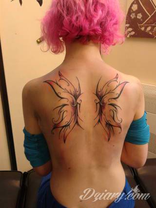 Klasyka światowego tatuażu - skrzydła, które unoszą właściciela gdzieś poza prozę życia. Rysunki na ciele ze skrzydłami w centrum nie oznaczają jedynie dużych formatów. To również niewielkie symbole skryte często gdzieś w miejscach na codzień ukrytych. 