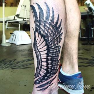 Klasyka światowego tatuażu - skrzydła, które unoszą właściciela gdzieś poza prozę życia. Rysunki na ciele ze skrzydłami w centrum nie oznaczają jedynie dużych formatów. To również niewielkie symbole skryte często gdzieś w miejscach na codzień ukrytych. 