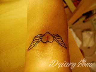 Klasyka światowego tatuażu - skrzydła, które unoszą właściciela gdzieś poza prozę życia. Rysunki na ciele ze skrzydłami w centrum nie oznaczają jedynie dużych formatów. To również niewielkie symbole skryte często gdzieś w miejscach na codzień ukrytych. 