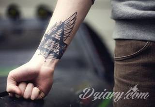 Klasyka światowego tatuażu - skrzydła, które unoszą właściciela gdzieś poza prozę życia. Rysunki na ciele ze skrzydłami w centrum nie oznaczają jedynie dużych formatów. To również niewielkie symbole skryte często gdzieś w miejscach na codzień ukrytych. 