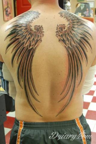 Klasyka światowego tatuażu - skrzydła, które unoszą właściciela gdzieś poza prozę życia. Rysunki na ciele ze skrzydłami w centrum nie oznaczają jedynie dużych formatów. To również niewielkie symbole skryte często gdzieś w miejscach na codzień ukrytych. 