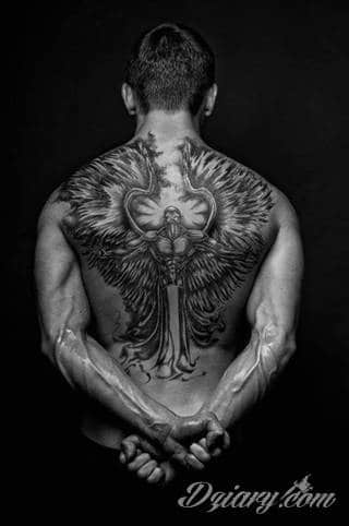 Klasyka światowego tatuażu - skrzydła, które unoszą właściciela gdzieś poza prozę życia. Rysunki na ciele ze skrzydłami w centrum nie oznaczają jedynie dużych formatów. To również niewielkie symbole skryte często gdzieś w miejscach na codzień ukrytych. 