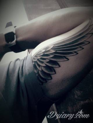 Klasyka światowego tatuażu - skrzydła, które unoszą właściciela gdzieś poza prozę życia. Rysunki na ciele ze skrzydłami w centrum nie oznaczają jedynie dużych formatów. To również niewielkie symbole skryte często gdzieś w miejscach na codzień ukrytych. 