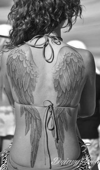 Klasyka światowego tatuażu - skrzydła, które unoszą właściciela gdzieś poza prozę życia. Rysunki na ciele ze skrzydłami w centrum nie oznaczają jedynie dużych formatów. To również niewielkie symbole skryte często gdzieś w miejscach na codzień ukrytych. 