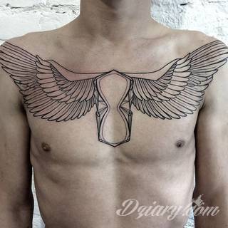 Klasyka światowego tatuażu - skrzydła, które unoszą właściciela gdzieś poza prozę życia. Rysunki na ciele ze skrzydłami w centrum nie oznaczają jedynie dużych formatów. To również niewielkie symbole skryte często gdzieś w miejscach na codzień ukrytych. 