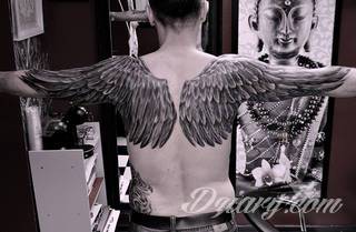 Klasyka światowego tatuażu - skrzydła, które unoszą właściciela gdzieś poza prozę życia. Rysunki na ciele ze skrzydłami w centrum nie oznaczają jedynie dużych formatów. To również niewielkie symbole skryte często gdzieś w miejscach na codzień ukrytych. 