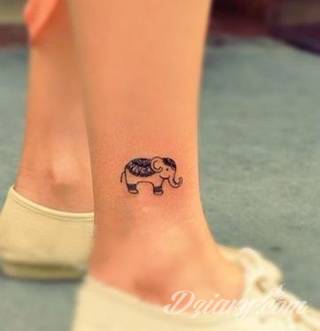 Siła, moc, wytrwałość - wszystko to symbolizują tatuaże ze wzorem słonia. Tego typu grafiki mają jednak dodatkowe znaczenie. Słoń na tatuażu symbolizuje również dążenie do szczęścia. Ciekawą opcją są grafiki, na których część słonia zostaje wkomponowana w ludzkie ciało. 