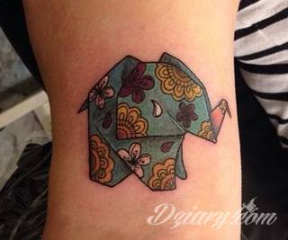 Siła, moc, wytrwałość - wszystko to symbolizują tatuaże ze wzorem słonia. Tego typu grafiki mają jednak dodatkowe znaczenie. Słoń na tatuażu symbolizuje również dążenie do szczęścia. Ciekawą opcją są grafiki, na których część słonia zostaje wkomponowana w ludzkie ciało. 