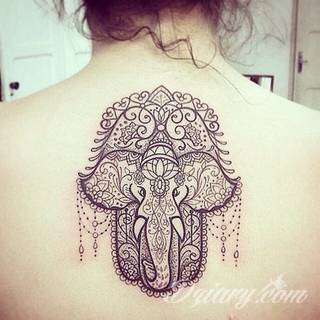 Siła, moc, wytrwałość - wszystko to symbolizują tatuaże ze wzorem słonia. Tego typu grafiki mają jednak dodatkowe znaczenie. Słoń na tatuażu symbolizuje również dążenie do szczęścia. Ciekawą opcją są grafiki, na których część słonia zostaje wkomponowana w ludzkie ciało. 