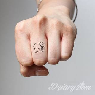 Siła, moc, wytrwałość - wszystko to symbolizują tatuaże ze wzorem słonia. Tego typu grafiki mają jednak dodatkowe znaczenie. Słoń na tatuażu symbolizuje również dążenie do szczęścia. Ciekawą opcją są grafiki, na których część słonia zostaje wkomponowana w ludzkie ciało. 
