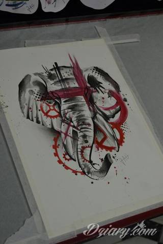 Siła, moc, wytrwałość - wszystko to symbolizują tatuaże ze wzorem słonia. Tego typu grafiki mają jednak dodatkowe znaczenie. Słoń na tatuażu symbolizuje również dążenie do szczęścia. Ciekawą opcją są grafiki, na których część słonia zostaje wkomponowana w ludzkie ciało. 