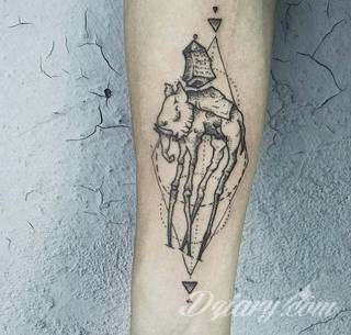 Siła, moc, wytrwałość - wszystko to symbolizują tatuaże ze wzorem słonia. Tego typu grafiki mają jednak dodatkowe znaczenie. Słoń na tatuażu symbolizuje również dążenie do szczęścia. Ciekawą opcją są grafiki, na których część słonia zostaje wkomponowana w ludzkie ciało. 