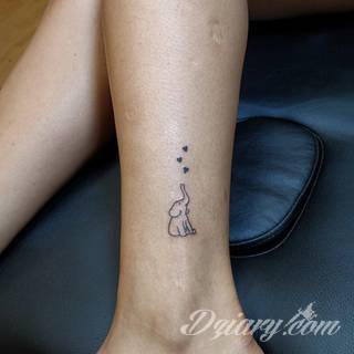 Siła, moc, wytrwałość - wszystko to symbolizują tatuaże ze wzorem słonia. Tego typu grafiki mają jednak dodatkowe znaczenie. Słoń na tatuażu symbolizuje również dążenie do szczęścia. Ciekawą opcją są grafiki, na których część słonia zostaje wkomponowana w ludzkie ciało. 