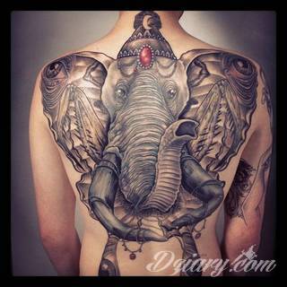 Siła, moc, wytrwałość - wszystko to symbolizują tatuaże ze wzorem słonia. Tego typu grafiki mają jednak dodatkowe znaczenie. Słoń na tatuażu symbolizuje również dążenie do szczęścia. Ciekawą opcją są grafiki, na których część słonia zostaje wkomponowana w ludzkie ciało. 