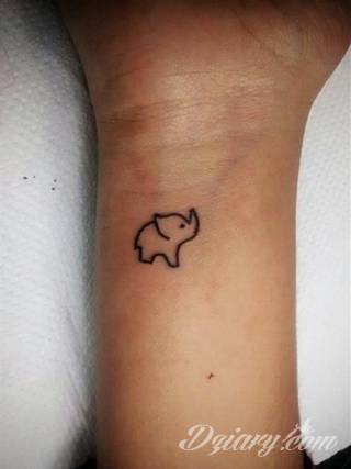 Siła, moc, wytrwałość - wszystko to symbolizują tatuaże ze wzorem słonia. Tego typu grafiki mają jednak dodatkowe znaczenie. Słoń na tatuażu symbolizuje również dążenie do szczęścia. Ciekawą opcją są grafiki, na których część słonia zostaje wkomponowana w ludzkie ciało. 