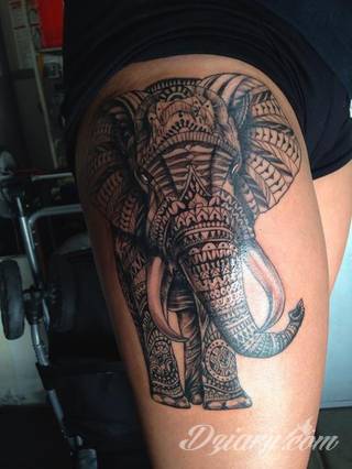 Siła, moc, wytrwałość - wszystko to symbolizują tatuaże ze wzorem słonia. Tego typu grafiki mają jednak dodatkowe znaczenie. Słoń na tatuażu symbolizuje również dążenie do szczęścia. Ciekawą opcją są grafiki, na których część słonia zostaje wkomponowana w ludzkie ciało. 