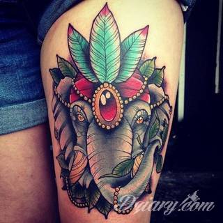 Siła, moc, wytrwałość - wszystko to symbolizują tatuaże ze wzorem słonia. Tego typu grafiki mają jednak dodatkowe znaczenie. Słoń na tatuażu symbolizuje również dążenie do szczęścia. Ciekawą opcją są grafiki, na których część słonia zostaje wkomponowana w ludzkie ciało. 