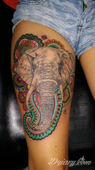 Siła, moc, wytrwałość - wszystko to symbolizują tatuaże ze wzorem słonia. Tego typu grafiki mają jednak dodatkowe znaczenie. Słoń na tatuażu symbolizuje również dążenie do szczęścia. Ciekawą opcją są grafiki, na których część słonia zostaje wkomponowana w ludzkie ciało. 