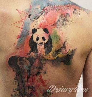 Siła, moc, wytrwałość - wszystko to symbolizują tatuaże ze wzorem słonia. Tego typu grafiki mają jednak dodatkowe znaczenie. Słoń na tatuażu symbolizuje również dążenie do szczęścia. Ciekawą opcją są grafiki, na których część słonia zostaje wkomponowana w ludzkie ciało. 