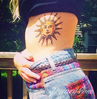 Tatuaże prezentujące słońce to wyjątkowy wybór form. Słońce przybiera kształt ludzki, bywa całkowicie naturalistyczne, zajmuje na ciele duży fragment jak i bywa niewielkim symbolem na karku czy łokciu. Symbolika słońca na tatuażu nawiązuje bezpośrednio do pokładów wielkiej energii właściciela. 
